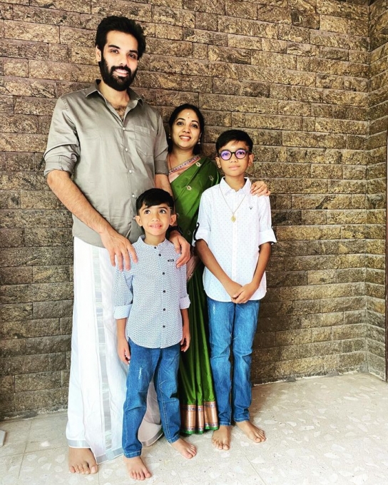 PHOTOS : இவருக்கு இவ்வளவு பெரிய மகன்களா? 'நாய்கள் ஜாக்கிரதை' பட நடிகரின் குடும்ப புகைப்படங்கள்.. 
