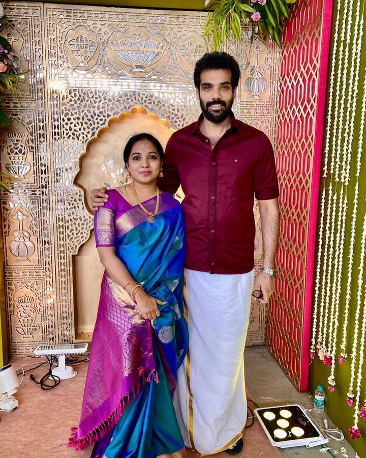 PHOTOS : இவருக்கு இவ்வளவு பெரிய மகன்களா? 'நாய்கள் ஜாக்கிரதை' பட நடிகரின் குடும்ப புகைப்படங்கள்.. 
