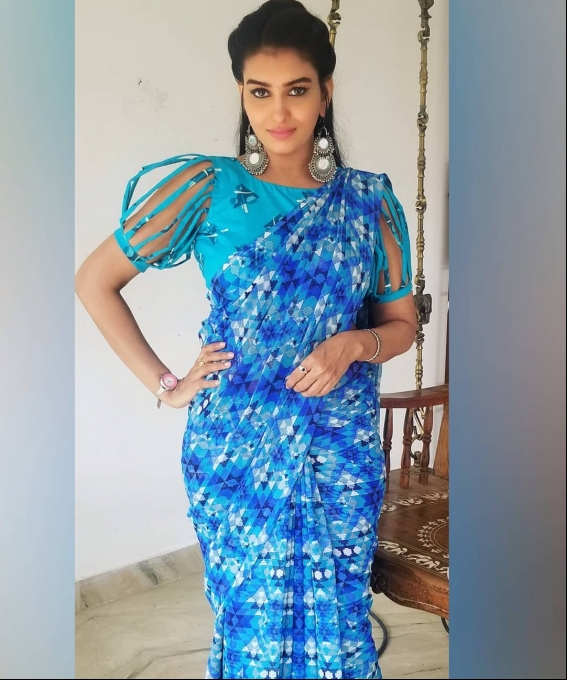 photos : மாடர்ன் உடையில் கலக்கும் பிரபல சீரியல் வில்லி.. உற்று பார்க்கும் ரசிகர்கள்.. லேட்டஸ்ட் பிக்ஸ்..