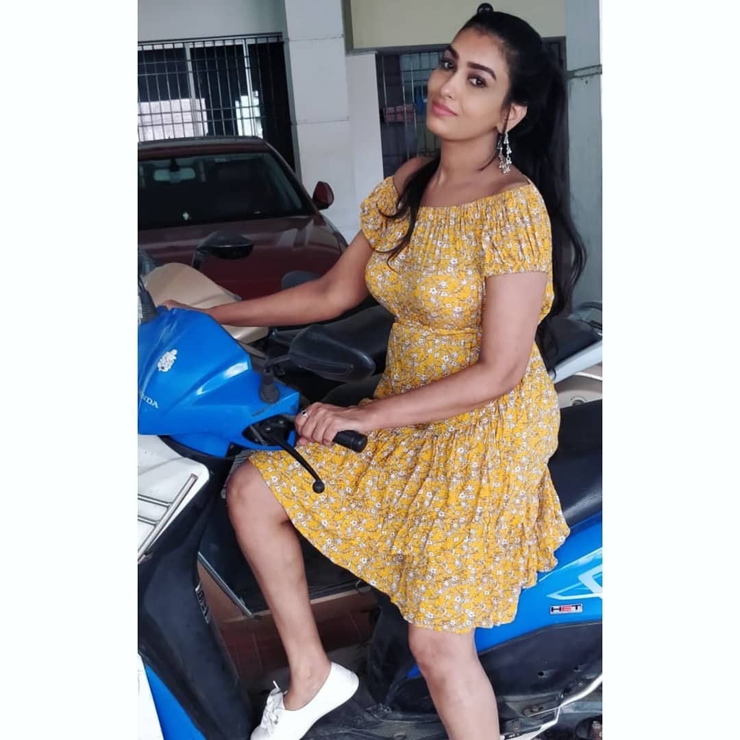 photos : மாடர்ன் உடையில் கலக்கும் பிரபல சீரியல் வில்லி.. உற்று பார்க்கும் ரசிகர்கள்.. லேட்டஸ்ட் பிக்ஸ்..