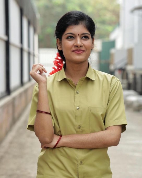 photos : பீச் ஓரமாய் அட்ராசிட்டி பண்ணும் குக் வித் கோமாளி பிரபலம்.. குவியும் கமெண்ட்ஸ்.. யாருன்னு பாருங்க..