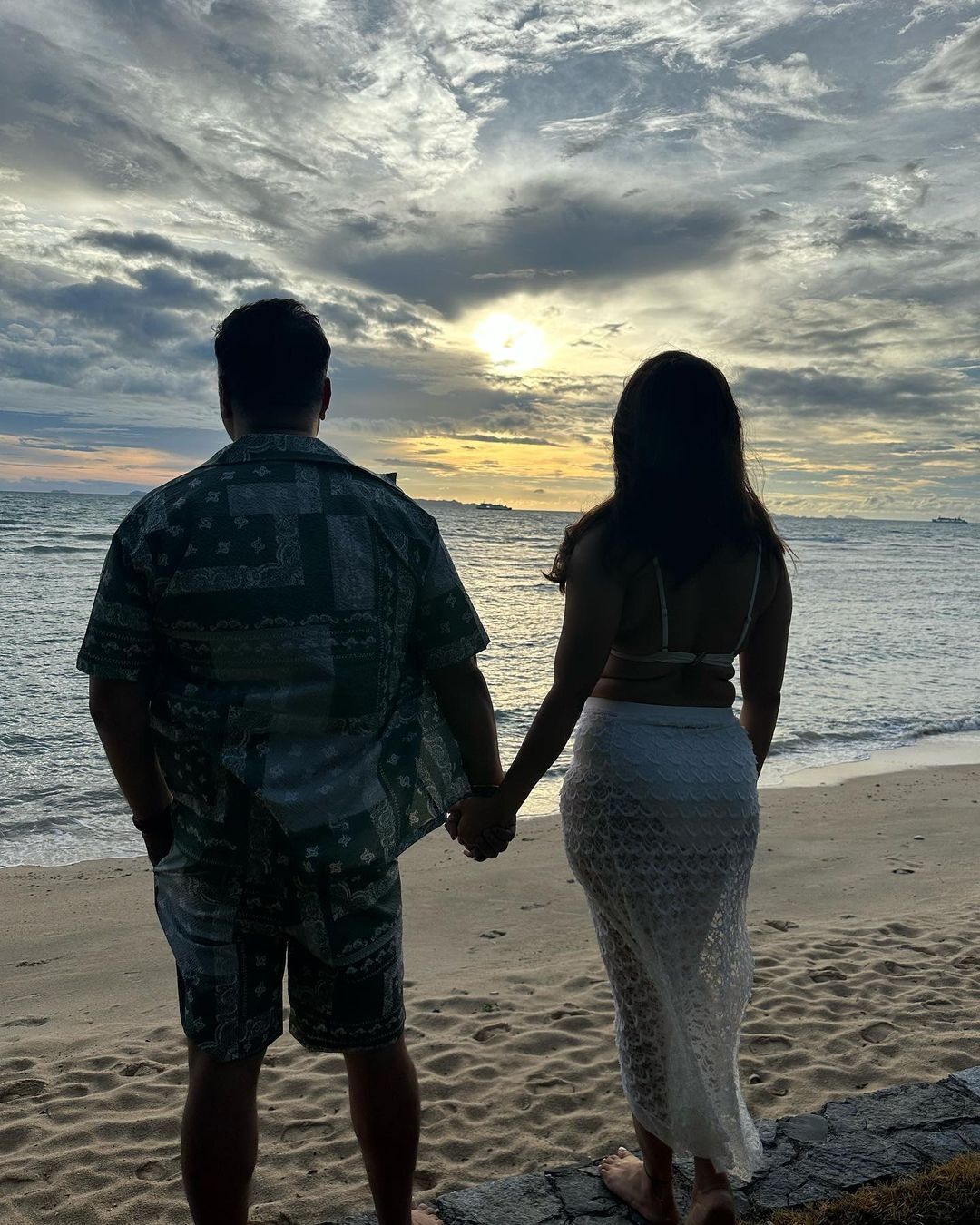 అనసూయ భరద్వాజ్ ఫ్రంట్ అండ్ బ్యాక్ అందాల విందు.. 