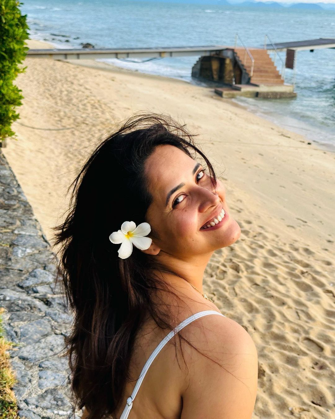 అనసూయ భరద్వాజ్ బికినీ షో.. అందాలన్నీ పంచేస్తూ టెంప్ట్ చేస్తుందిగా..!