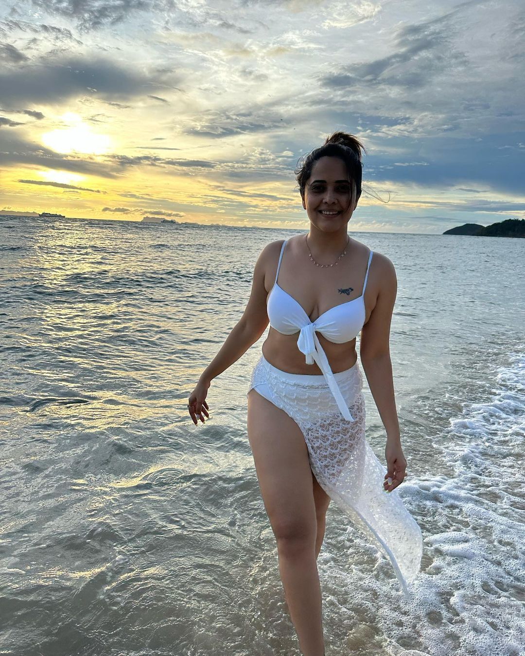 అనసూయ భరద్వాజ్ బికినీ షో.. అందాలన్నీ పంచేస్తూ టెంప్ట్ చేస్తుందిగా..!