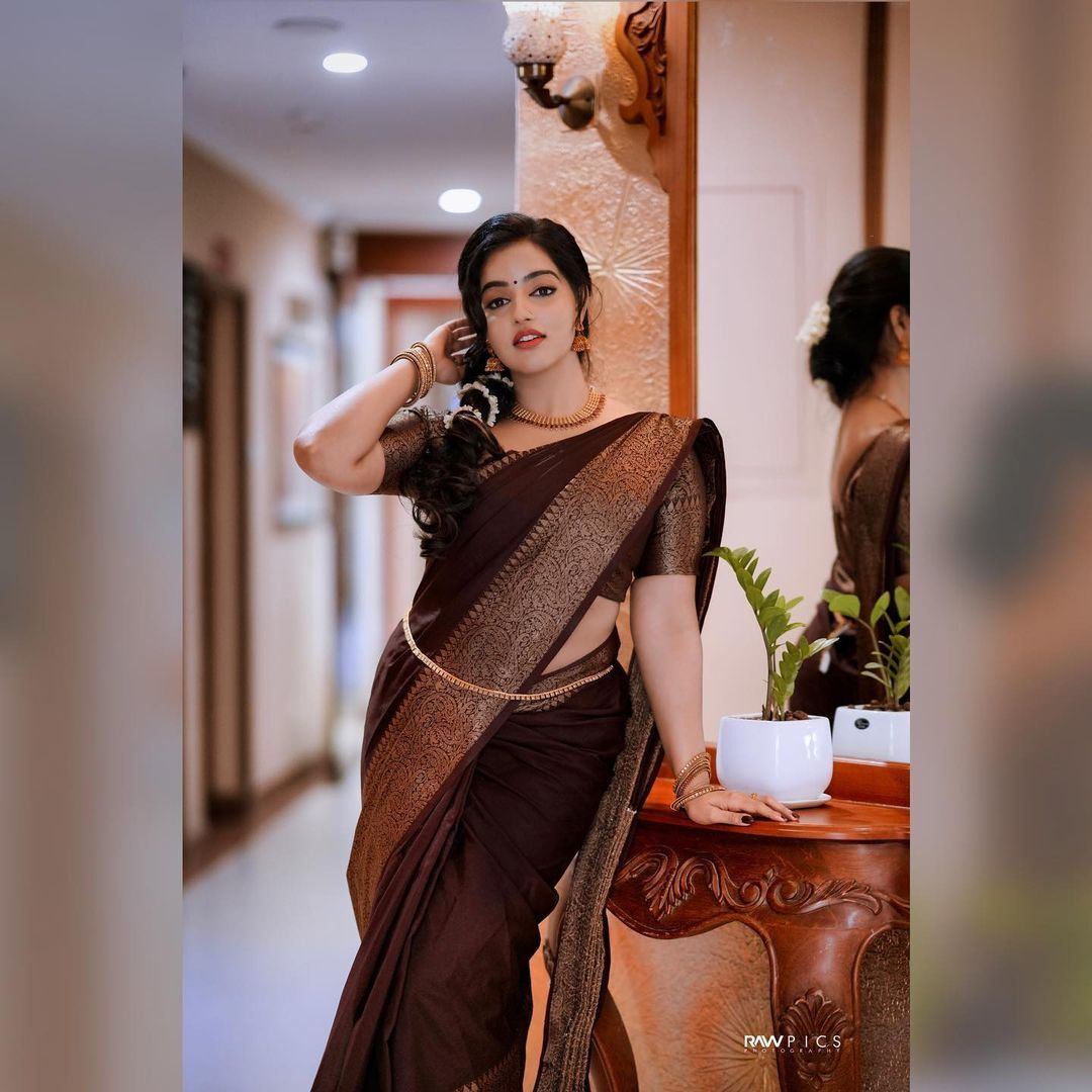 Malavika Menon: ബ്ലാക്കിൽ പൊളി ലുക്കുമായി മാളവിക മേനോൻ... 'അമ്മ' ജനറൽ ബോഡിയിൽ തിളങ്ങി നടി, ചിത്രങ്ങൾ കാണാം