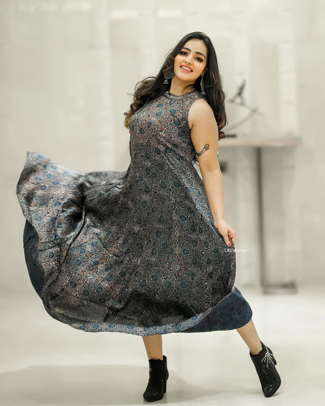 Malavika Menon: ബ്ലാക്കിൽ പൊളി ലുക്കുമായി മാളവിക മേനോൻ... 'അമ്മ' ജനറൽ ബോഡിയിൽ തിളങ്ങി നടി, ചിത്രങ്ങൾ കാണാം