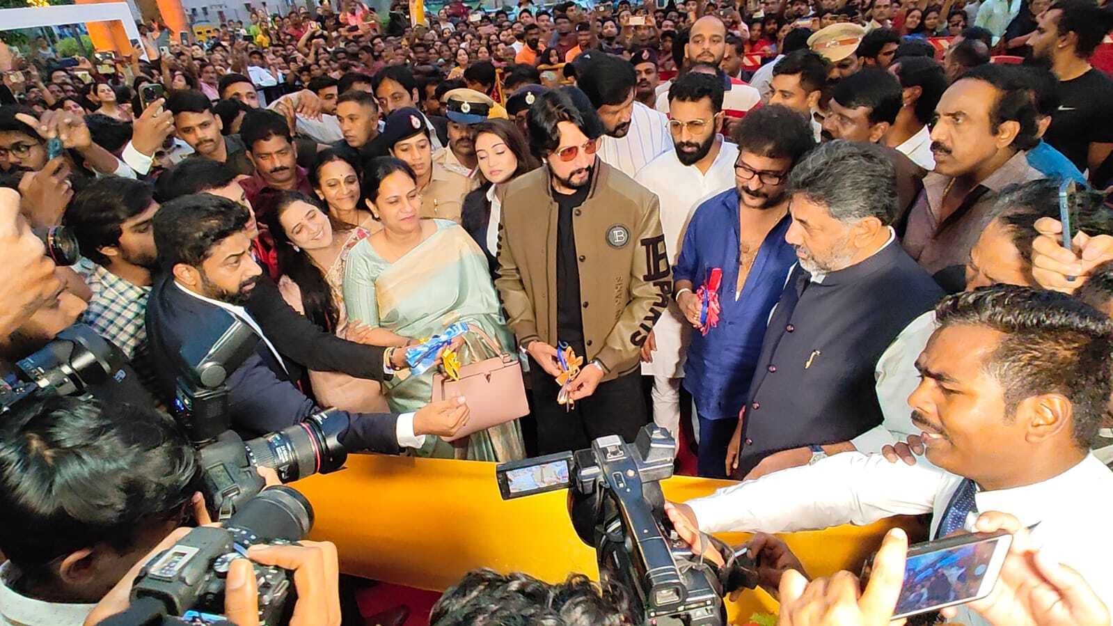 ನಟ ರವಿಚಂದ್ರನ್‌, ಕಿಚ್ಚ ಸುದೀಪ್‌, ಅಶ್ವಿನಿ ಪುನೀತ್‌ ರಾಜ್‌ ಕುಮಾರ್‌ ಜೊತೆ ಗ್ಲೋಬಲ್ ಡಿವಿನಿಟಿ ಮಾಲ್ ಉದ್ಘಾಟಿಸಿದ ಡಿಕೆ ಶಿವಕುಮಾರ್‌ 