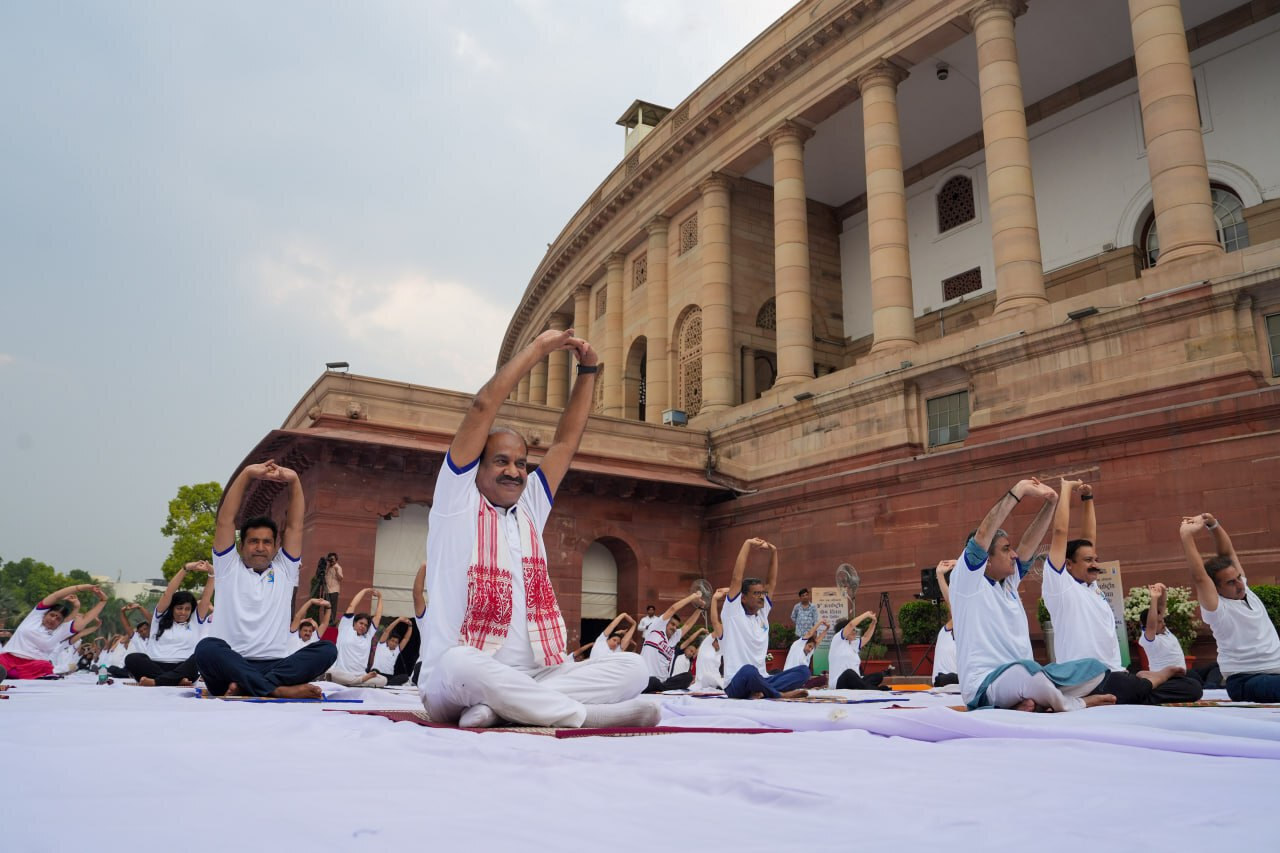 International Yoga Day: આંતરરાષ્ટ્રીય યોગ દિવસ પર નાના ભૂલકાઓ, જવાનોથી લઈને મુખ્યમંત્રી સુધી સૌએ કર્યા આસનો, જુઓ Photo