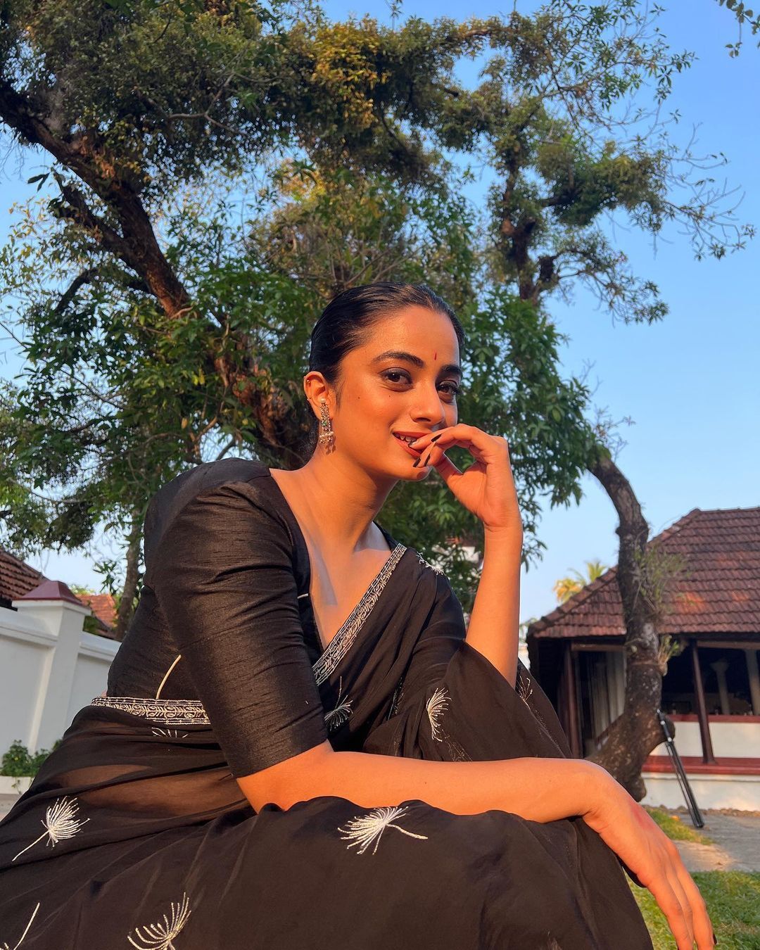 Namitha Pramod: നേവിബ്ലൂ നിറത്തിലുള്ള ഫ്‌ളോറല്‍ പ്രിന്റ് സാരിയില്‍ ട്രെന്റി ലുക്കില്‍ നമിത പ്രമോദ്: ചിത്രങ്ങള്‍ കാണാം