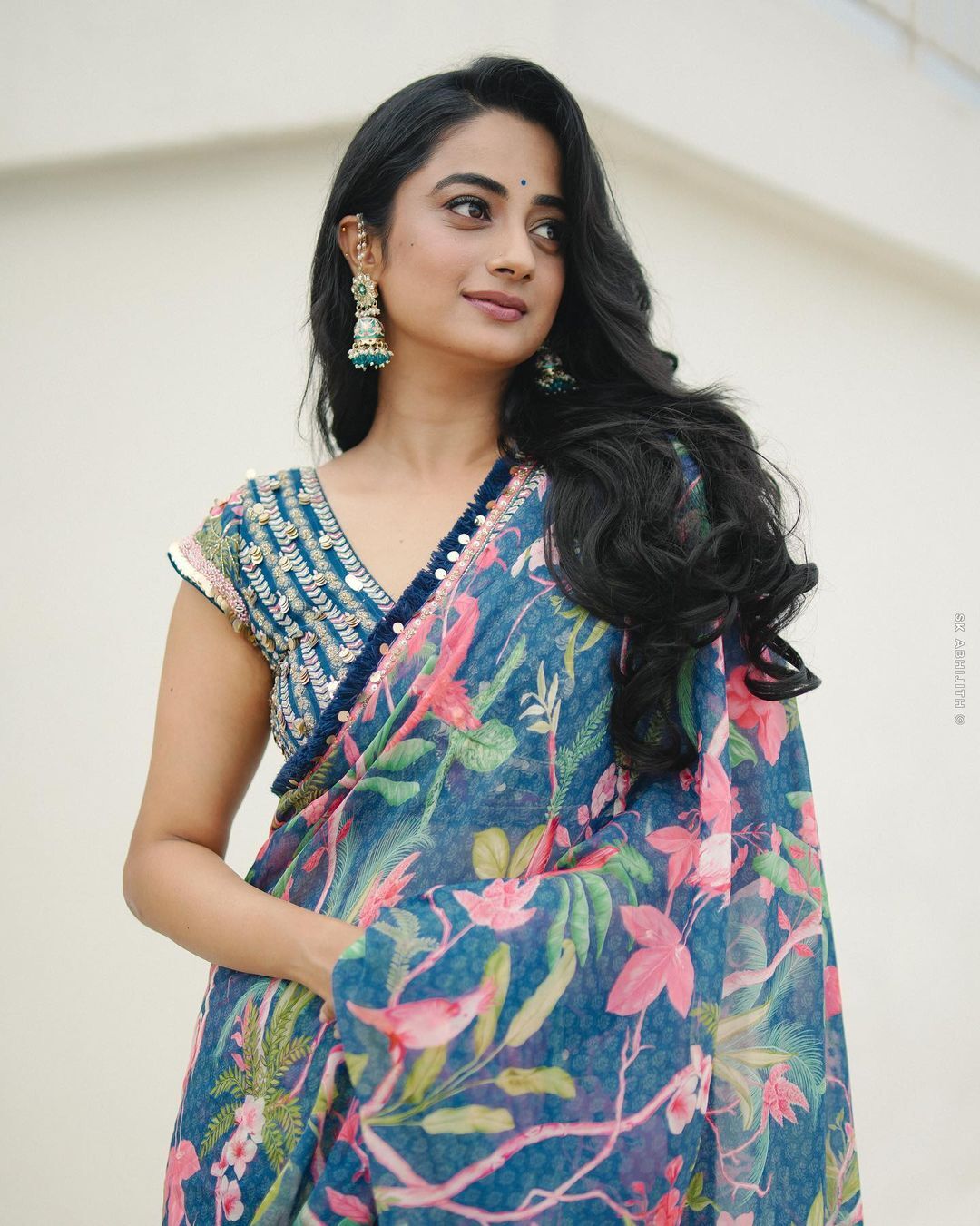 Namitha Pramod: നേവിബ്ലൂ നിറത്തിലുള്ള ഫ്‌ളോറല്‍ പ്രിന്റ് സാരിയില്‍ ട്രെന്റി ലുക്കില്‍ നമിത പ്രമോദ്: ചിത്രങ്ങള്‍ കാണാം