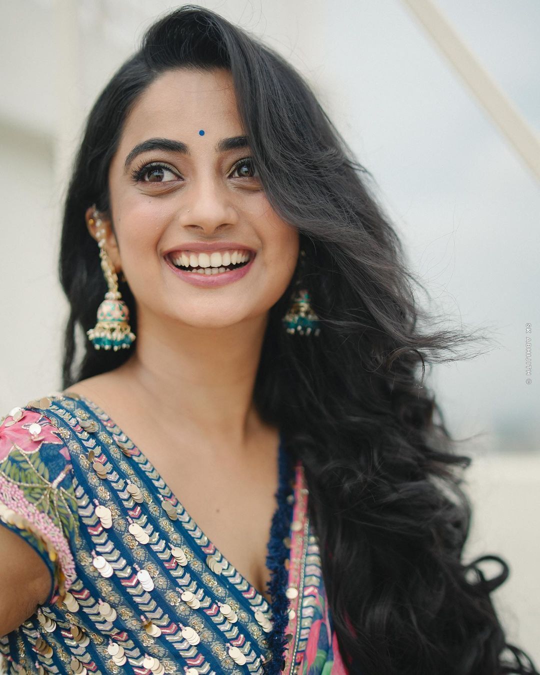 Namitha Pramod: നേവിബ്ലൂ നിറത്തിലുള്ള ഫ്‌ളോറല്‍ പ്രിന്റ് സാരിയില്‍ ട്രെന്റി ലുക്കില്‍ നമിത പ്രമോദ്: ചിത്രങ്ങള്‍ കാണാം