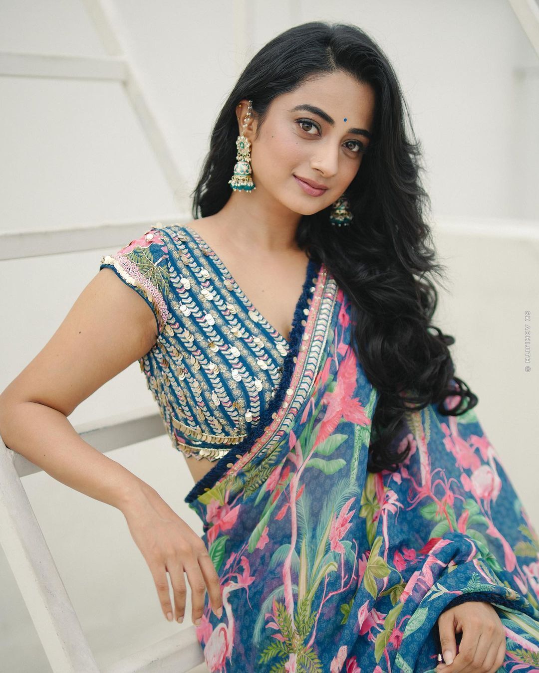 Namitha Pramod: നേവിബ്ലൂ നിറത്തിലുള്ള ഫ്‌ളോറല്‍ പ്രിന്റ് സാരിയില്‍ ട്രെന്റി ലുക്കില്‍ നമിത പ്രമോദ്: ചിത്രങ്ങള്‍ കാണാം