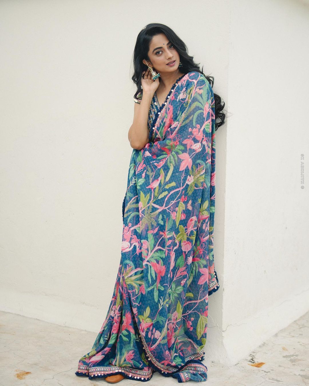 Namitha Pramod: നേവിബ്ലൂ നിറത്തിലുള്ള ഫ്‌ളോറല്‍ പ്രിന്റ് സാരിയില്‍ ട്രെന്റി ലുക്കില്‍ നമിത പ്രമോദ്: ചിത്രങ്ങള്‍ കാണാം