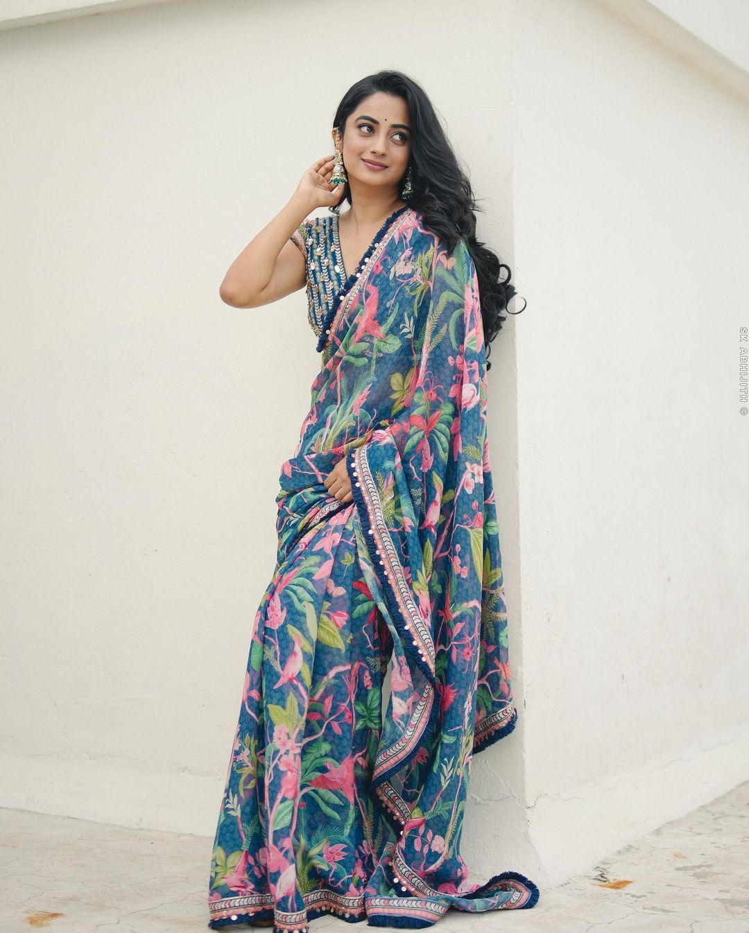 Namitha Pramod: നേവിബ്ലൂ നിറത്തിലുള്ള ഫ്‌ളോറല്‍ പ്രിന്റ് സാരിയില്‍ ട്രെന്റി ലുക്കില്‍ നമിത പ്രമോദ്: ചിത്രങ്ങള്‍ കാണാം