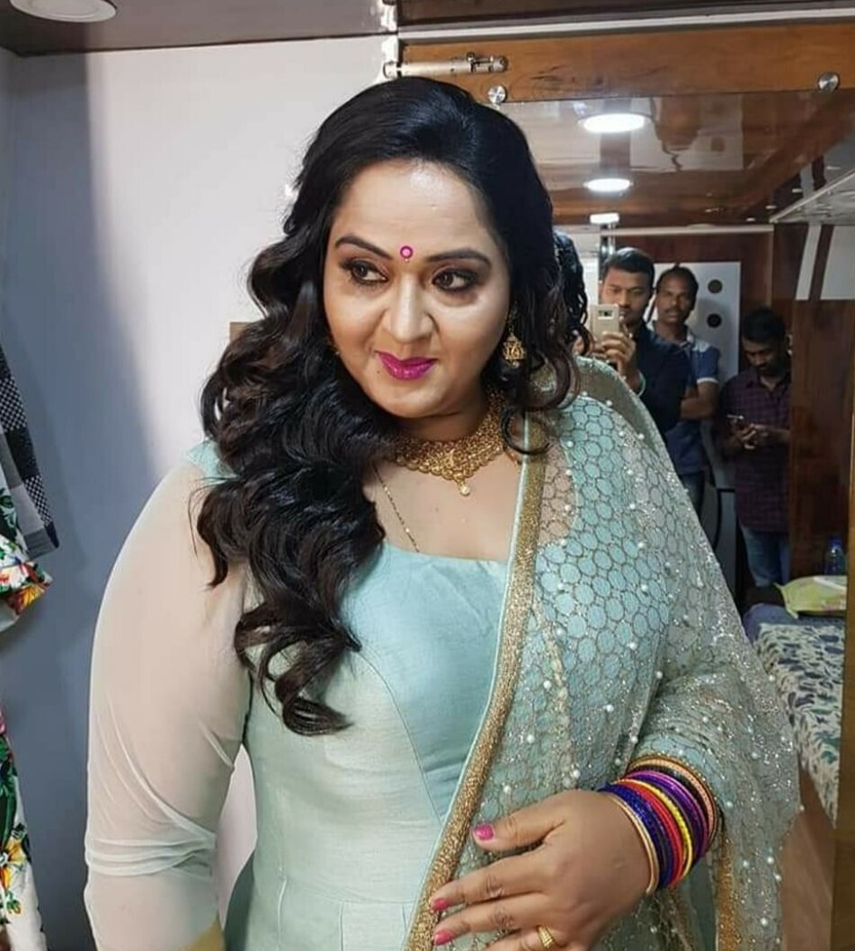 PHOTOS: 25 வருடங்களுக்கு பிறகு.. கணவருடன் செம்ம ஹாப்பியில் நடிகை ராதா.. எதுக்குன்னு தெரியுமா? 