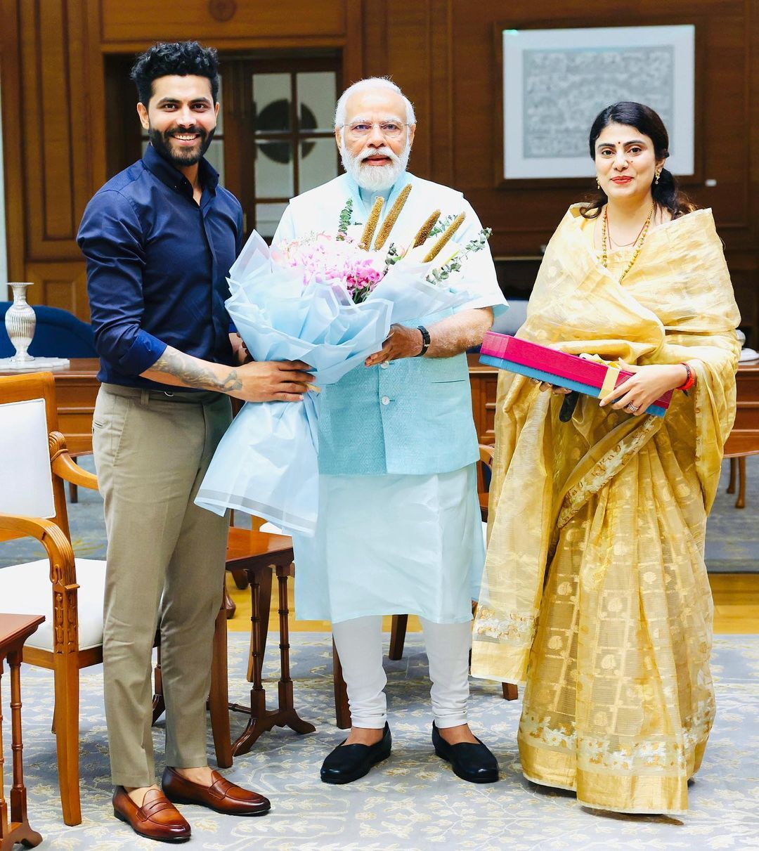 Photos: साड़ी और माथे पर आंचल रखे हमेशा दिखती हैं जडेजा की पत्नी रिवाबा, सादगी भरी तस्वीरें जीत लेगी दिल