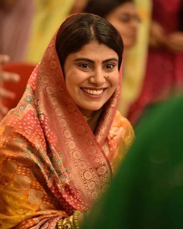 Photos: साड़ी और माथे पर आंचल रखे हमेशा दिखती हैं जडेजा की पत्नी रिवाबा, सादगी भरी तस्वीरें जीत लेगी दिल