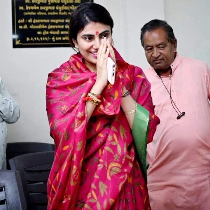 Photos: साड़ी और माथे पर आंचल रखे हमेशा दिखती हैं जडेजा की पत्नी रिवाबा, सादगी भरी तस्वीरें जीत लेगी दिल