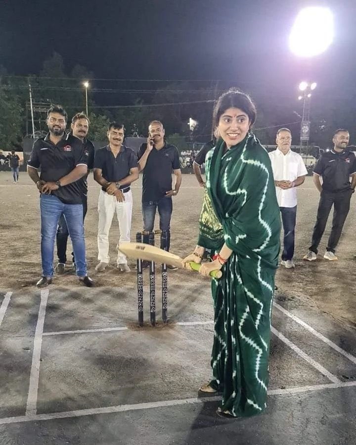 Photos: साड़ी और माथे पर आंचल रखे हमेशा दिखती हैं जडेजा की पत्नी रिवाबा, सादगी भरी तस्वीरें जीत लेगी दिल