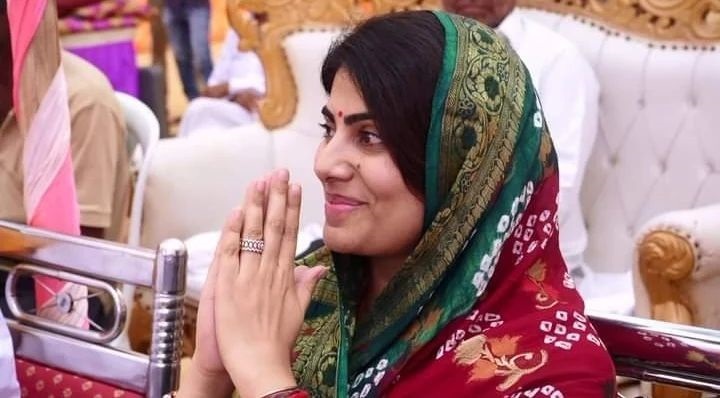 Photos: साड़ी और माथे पर आंचल रखे हमेशा दिखती हैं जडेजा की पत्नी रिवाबा, सादगी भरी तस्वीरें जीत लेगी दिल