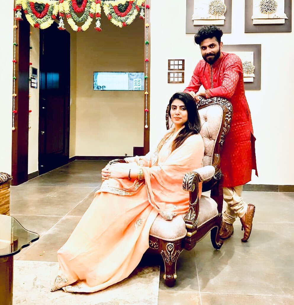 Photos: साड़ी और माथे पर आंचल रखे हमेशा दिखती हैं जडेजा की पत्नी रिवाबा, सादगी भरी तस्वीरें जीत लेगी दिल