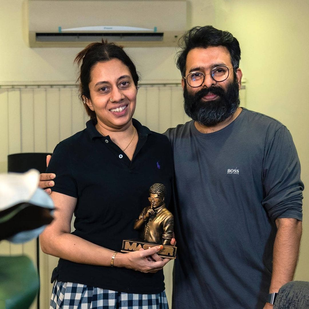 photos : பிரபல இசையமைப்பாளரின் மனைவியா இவங்க.. இந்த பாடல் அவர் பாடியதுதானா.. வைரலாகும்  குடும்ப புகைப்படங்கள்..