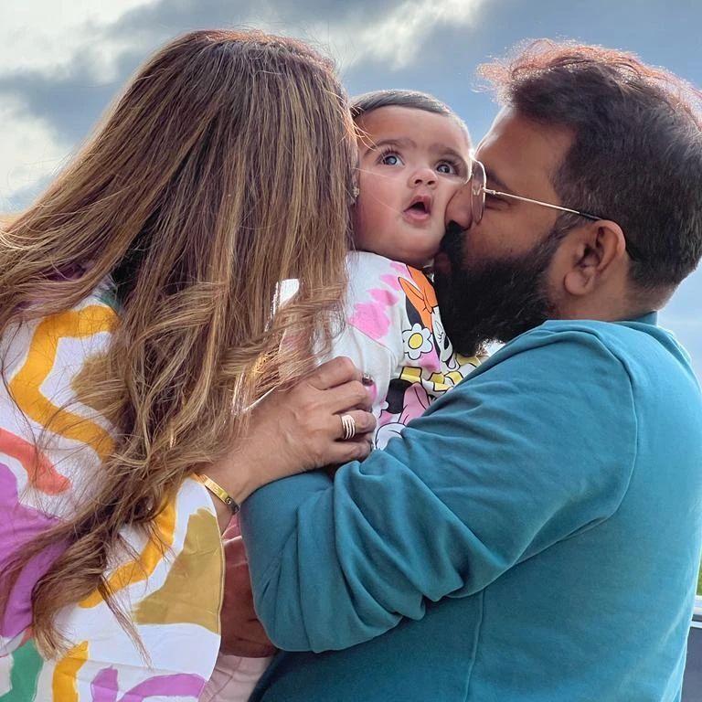 photos : பிரபல இசையமைப்பாளரின் மனைவியா இவங்க.. இந்த பாடல் அவர் பாடியதுதானா.. வைரலாகும்  குடும்ப புகைப்படங்கள்..