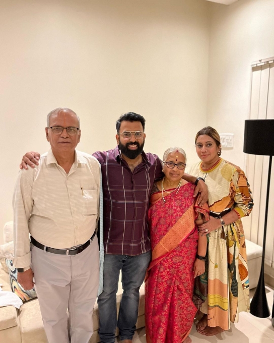 photos : பிரபல இசையமைப்பாளரின் மனைவியா இவங்க.. இந்த பாடல் அவர் பாடியதுதானா.. வைரலாகும்  குடும்ப புகைப்படங்கள்..