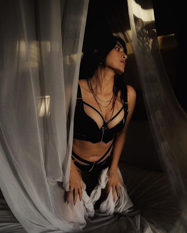 Photos: टू पीस पहने मराठी एक्ट्रेस जिनल जोशी ने जमीन पर बैठे दिए सेक्सी पोज, कैमरे पर दिखाया हुस्न