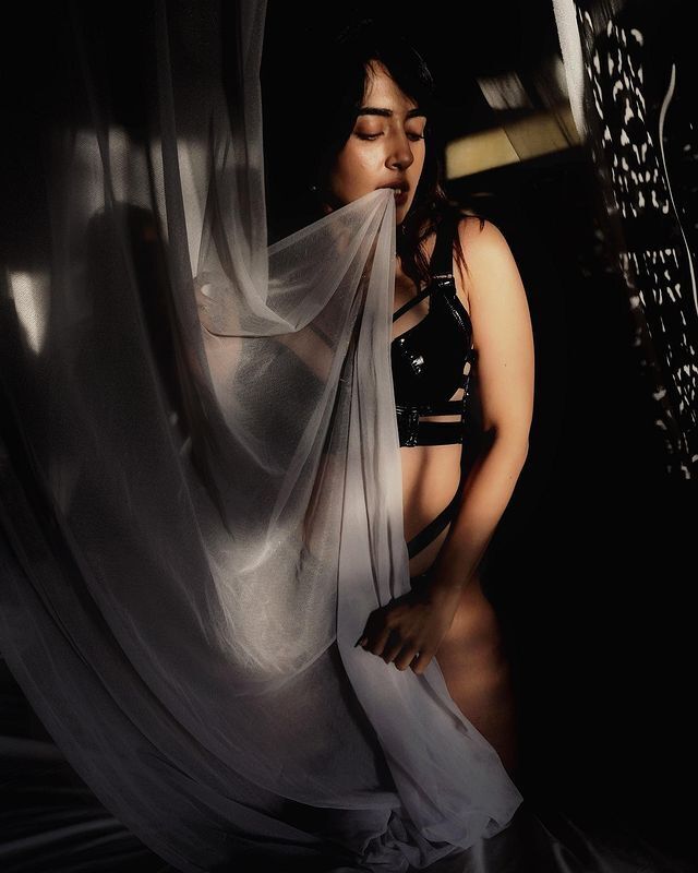 Photos: टू पीस पहने मराठी एक्ट्रेस जिनल जोशी ने जमीन पर बैठे दिए सेक्सी पोज, कैमरे पर दिखाया हुस्न