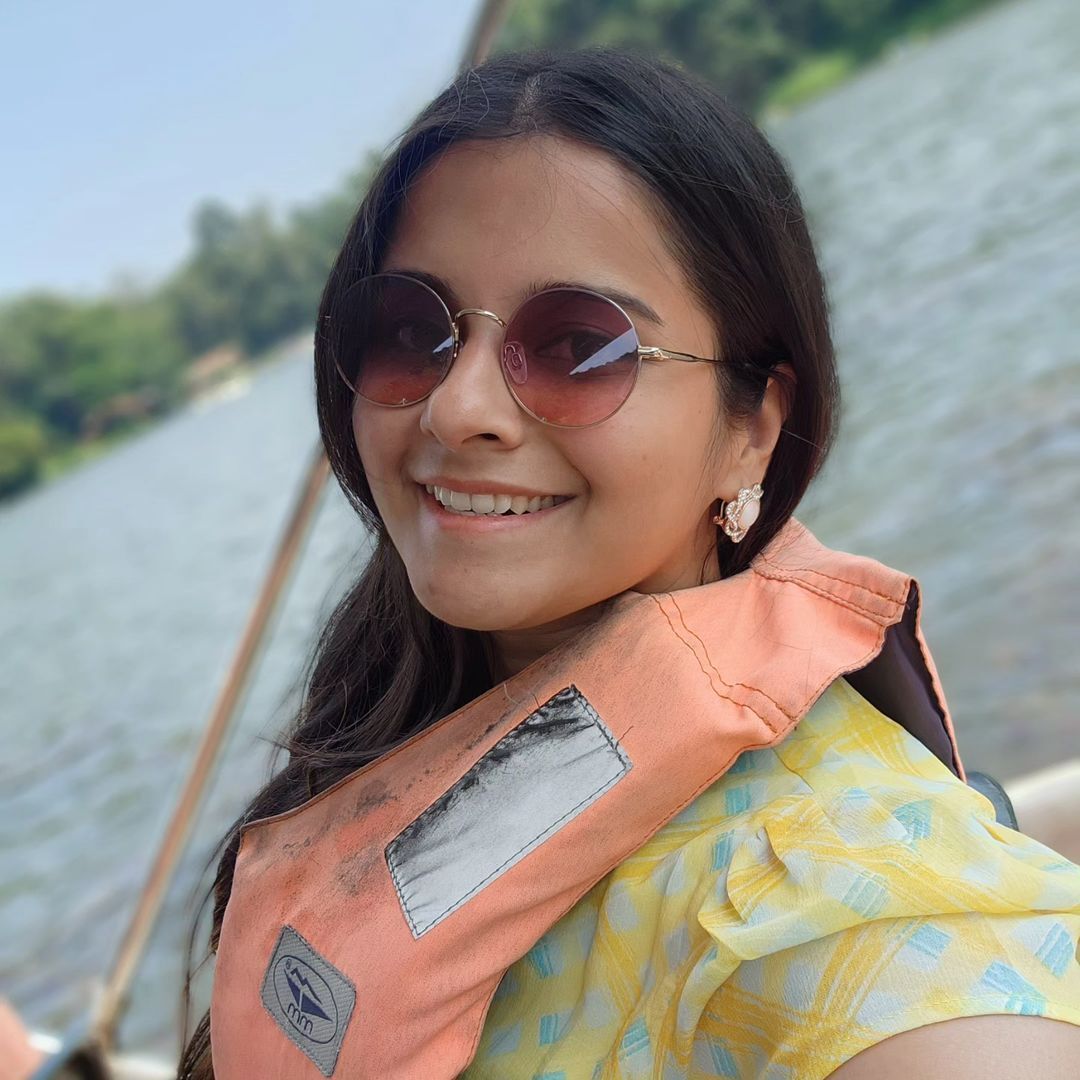 photos : தனியாக படகில் சவாரி செய்யும் எதிர்நீச்சல் சீரியல் நடிகை.. எங்க போயிருக்காங்க தெரியுமா..
