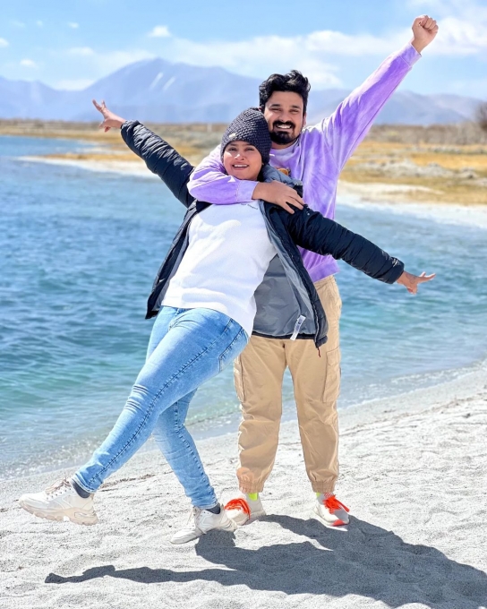 photos : கணவர் பிறந்த நாளுக்கு வெளியூர் பறந்த சீரியல் பிரபலம்.. எங்க போயிருக்காங்க தெரியுமா?.. 