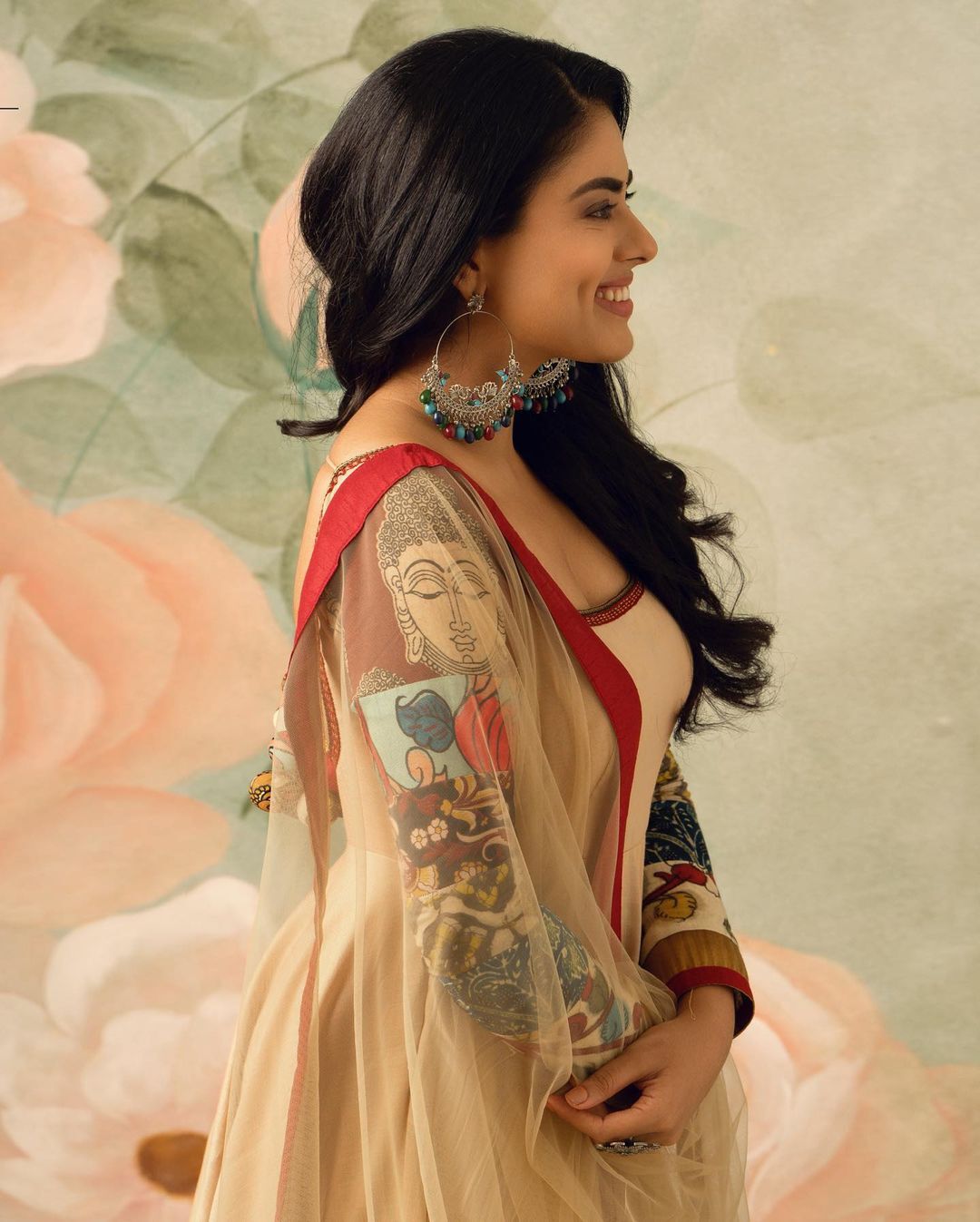 photos: நடிகை சித்தி இட்னானி அணிந்திருக்கும் இந்த உடையின் விலை என்ன தெரியுமா?.. லேட்டஸ்ட் புகைப்படங்கள்..