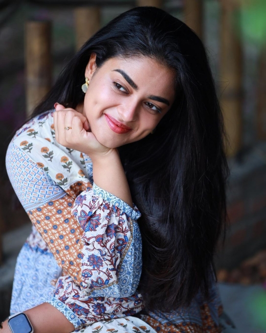 photos: நடிகை சித்தி இட்னானி அணிந்திருக்கும் இந்த உடையின் விலை என்ன தெரியுமா?.. லேட்டஸ்ட் புகைப்படங்கள்..