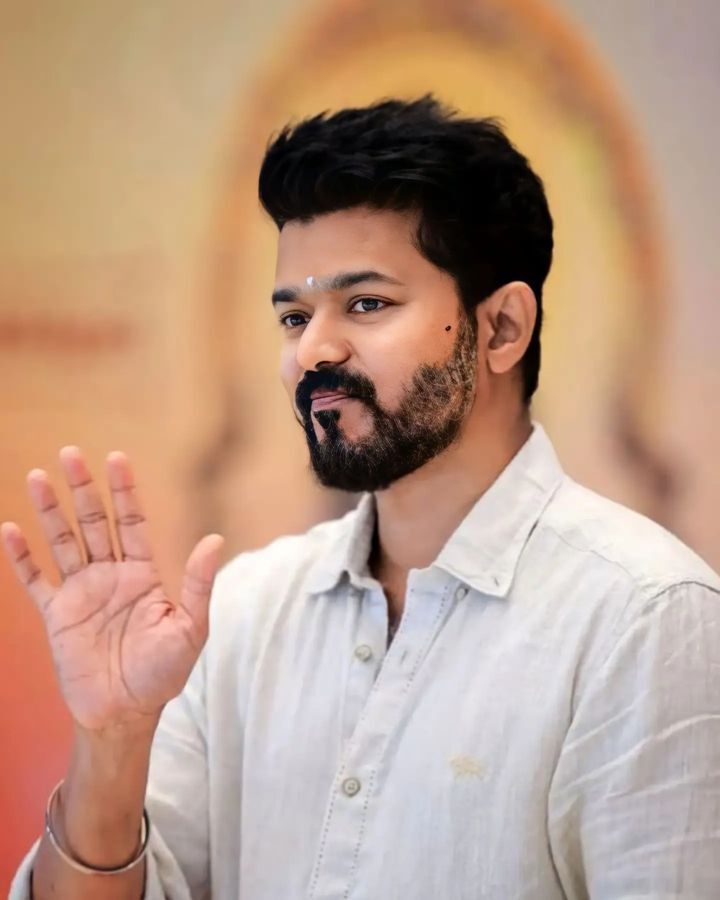 PHOTOS: பல்லு பறக்க.. ரத்தம் தெறிக்க.. விஜய்யின் 'லியோ' ஃபர்ஸ்ட் லுக் போஸ்டரை கவனிச்சிங்களா!
