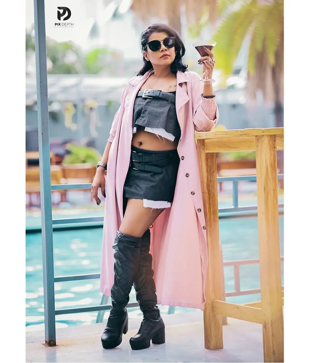 photos: ஸ்டைல் எல்லாம் நல்லதா இருக்கு.. நடை சரியில்லையே!.. கலாய்த்த நெட்டிசன்.. தரமான ரிப்ளே கொடுத்த  காஜல் பசுபதி.. 