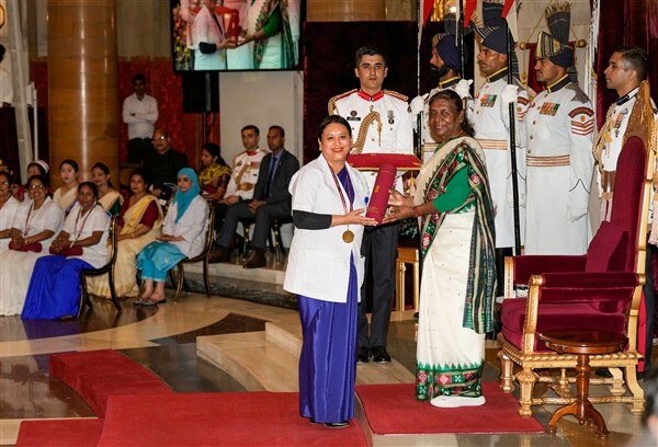 President Droupadi Murmu Presents the National Florence Nightingale Award 2023