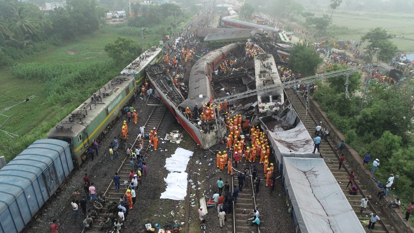 Train Accident: 3 ટ્રેનો વચ્ચે ભીષણ અકસ્માત, ડઝનેક પાટા ખડી પડ્યા, ચારે તરફ મોતનુ તાંડવ, જુઓ બાલાસોર ટ્રેન દૂર્ઘટનાના દર્દનાક ફોટા