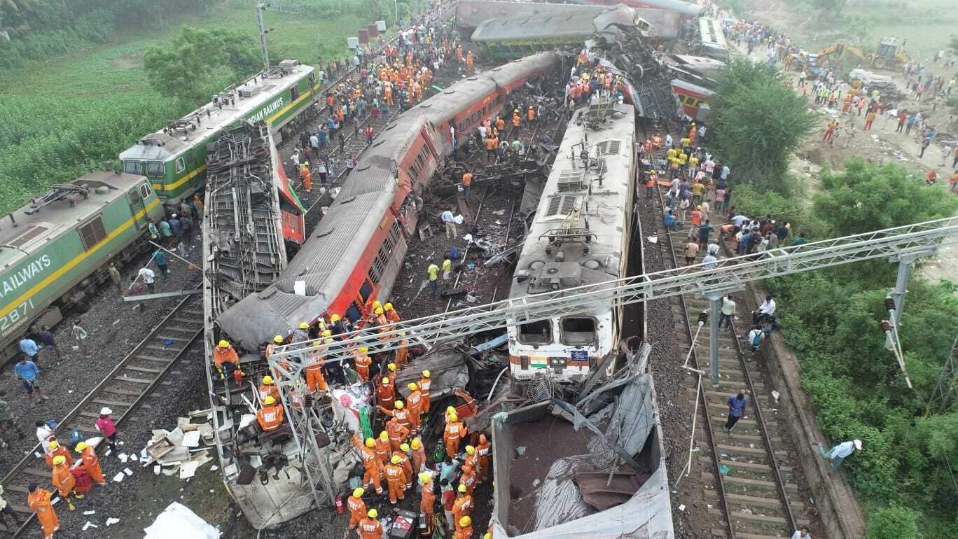 Train Accident: 3 ટ્રેનો વચ્ચે ભીષણ અકસ્માત, ડઝનેક પાટા ખડી પડ્યા, ચારે તરફ મોતનુ તાંડવ, જુઓ બાલાસોર ટ્રેન દૂર્ઘટનાના દર્દનાક ફોટા