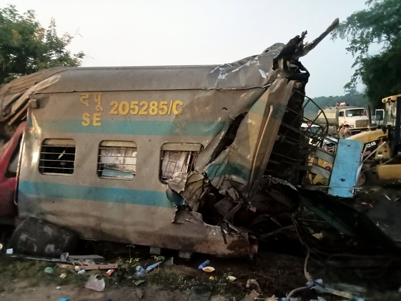 Train Accident: 3 ટ્રેનો વચ્ચે ભીષણ અકસ્માત, ડઝનેક પાટા ખડી પડ્યા, ચારે તરફ મોતનુ તાંડવ, જુઓ બાલાસોર ટ્રેન દૂર્ઘટનાના દર્દનાક ફોટા