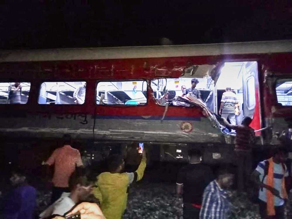Train Accident: 3 ટ્રેનો વચ્ચે ભીષણ અકસ્માત, ડઝનેક પાટા ખડી પડ્યા, ચારે તરફ મોતનુ તાંડવ, જુઓ બાલાસોર ટ્રેન દૂર્ઘટનાના દર્દનાક ફોટા