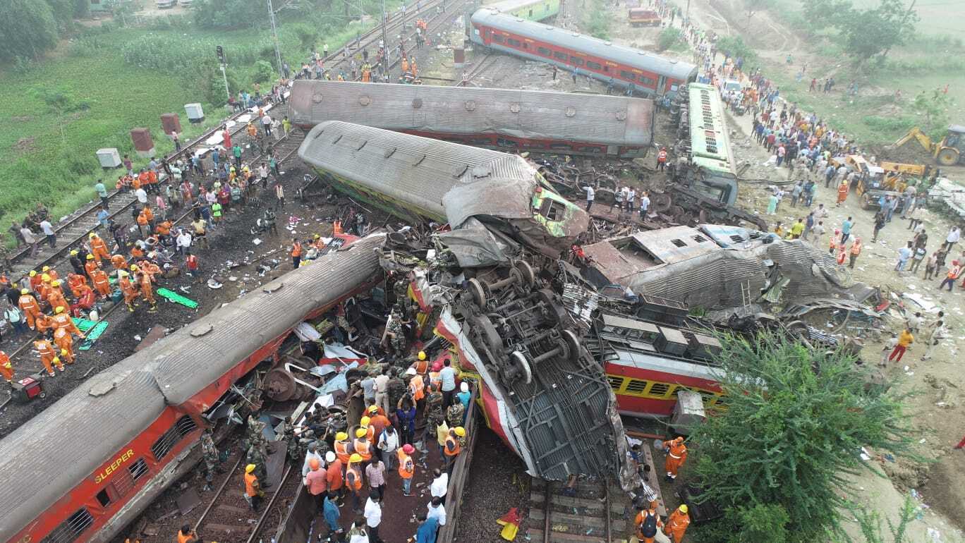 Train Accident: 3 ટ્રેનો વચ્ચે ભીષણ અકસ્માત, ડઝનેક પાટા ખડી પડ્યા, ચારે તરફ મોતનુ તાંડવ, જુઓ બાલાસોર ટ્રેન દૂર્ઘટનાના દર્દનાક ફોટા