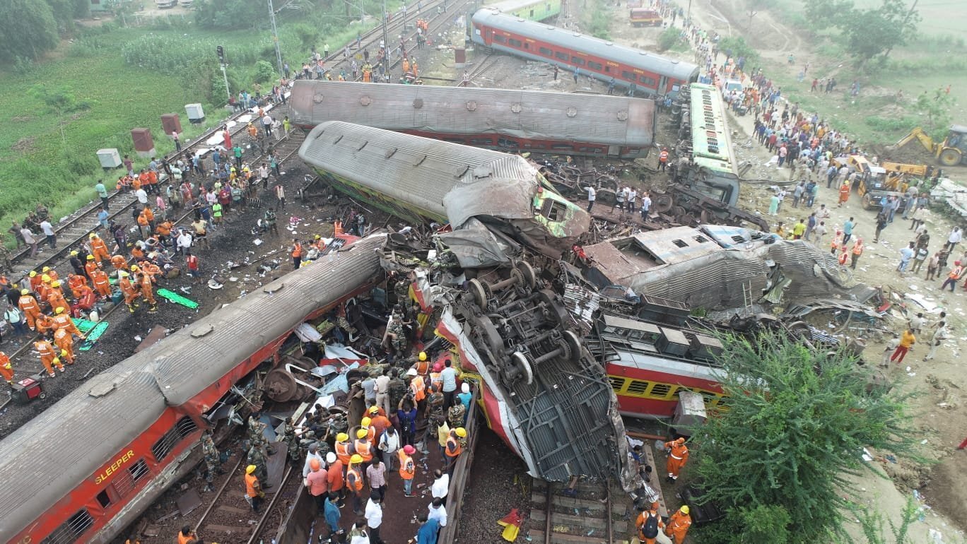 Train Accident: 3 ટ્રેનો વચ્ચે ભીષણ અકસ્માત, ડઝનેક પાટા ખડી પડ્યા, ચારે તરફ મોતનુ તાંડવ, જુઓ બાલાસોર ટ્રેન દૂર્ઘટનાના દર્દનાક ફોટા