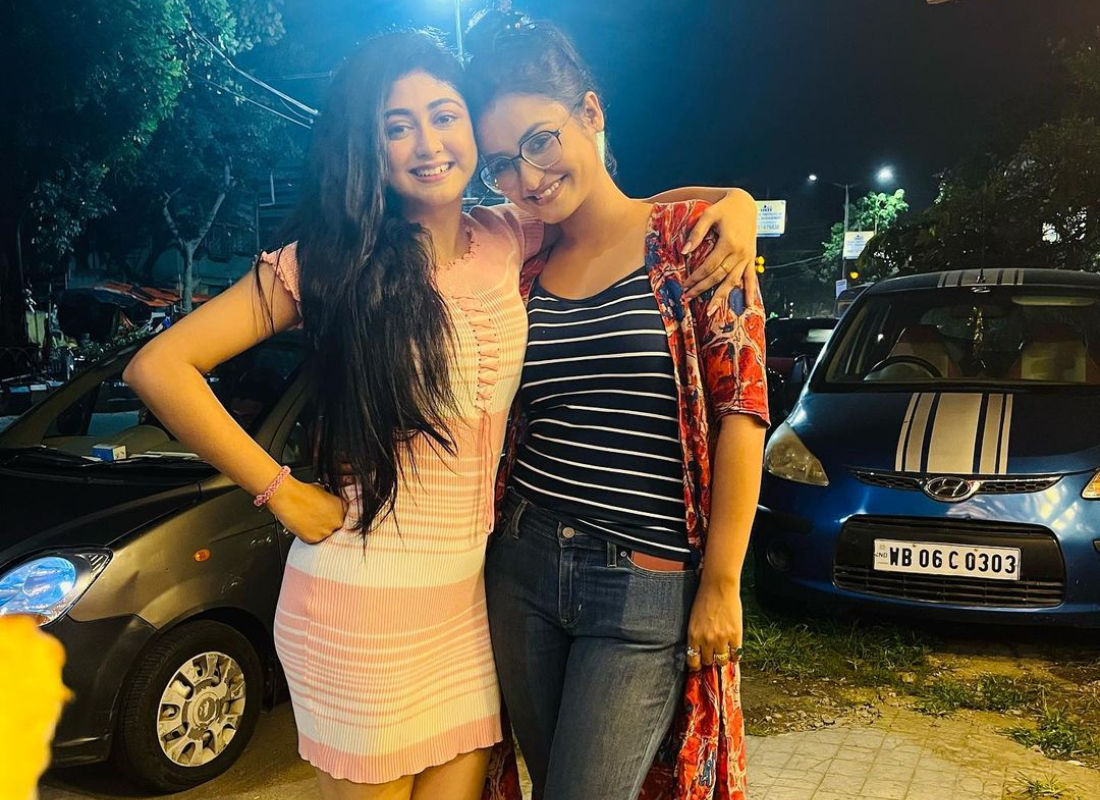 মিষ্টি হাসি দিয়ে অনুগামীদের মন জিতছেন টেলি অভিনেত্রী শিঞ্জিনী