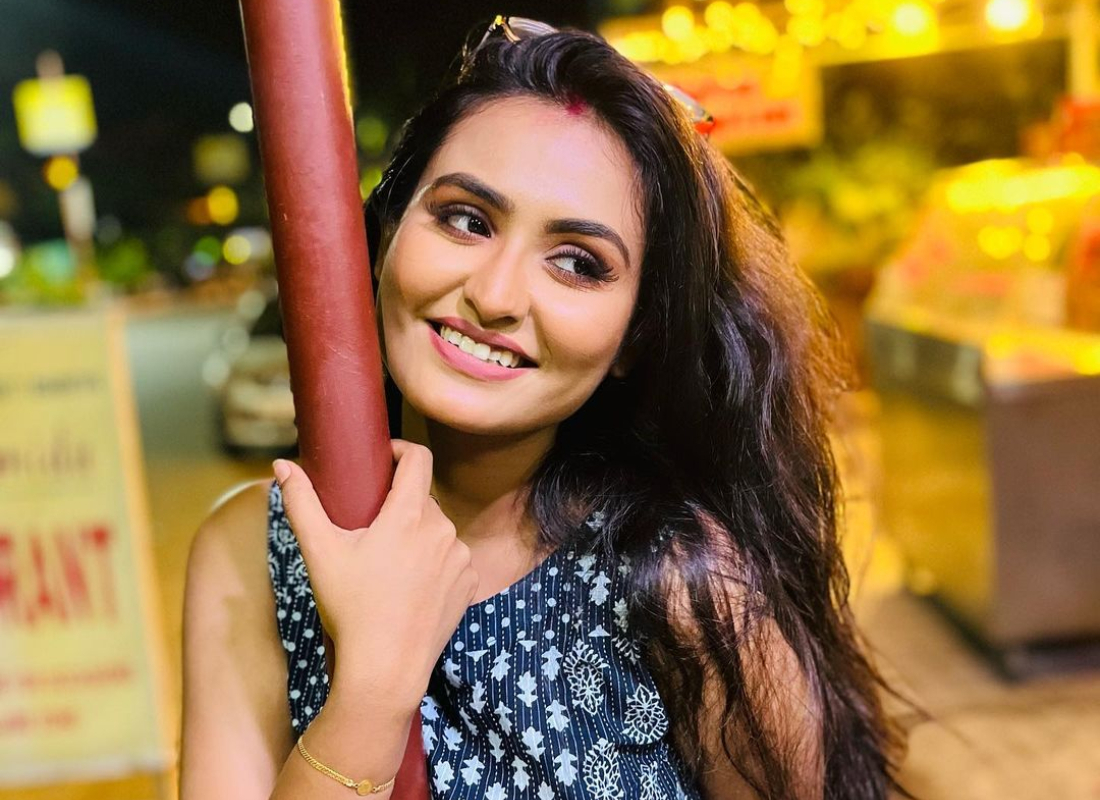 মিষ্টি হাসি দিয়ে অনুগামীদের মন জিতছেন টেলি অভিনেত্রী শিঞ্জিনী