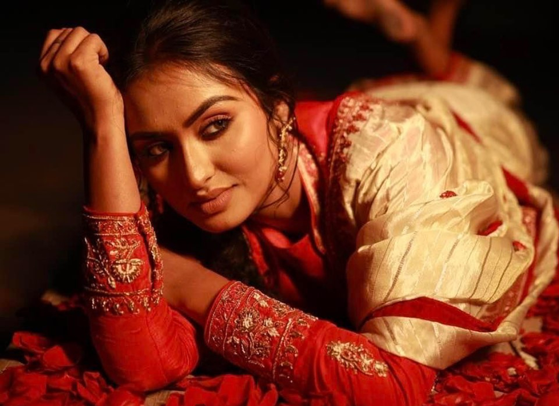 মিষ্টি হাসি দিয়ে অনুগামীদের মন জিতছেন টেলি অভিনেত্রী শিঞ্জিনী