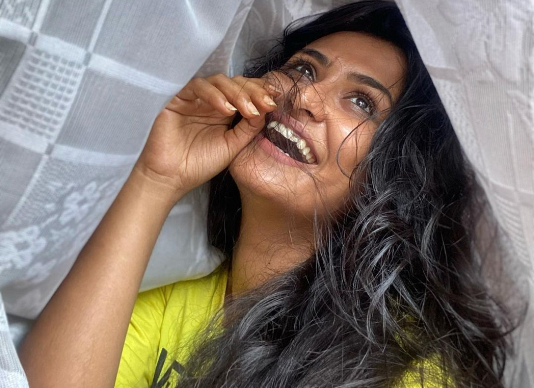 মিষ্টি হাসি দিয়ে অনুগামীদের মন জিতছেন টেলি অভিনেত্রী শিঞ্জিনী