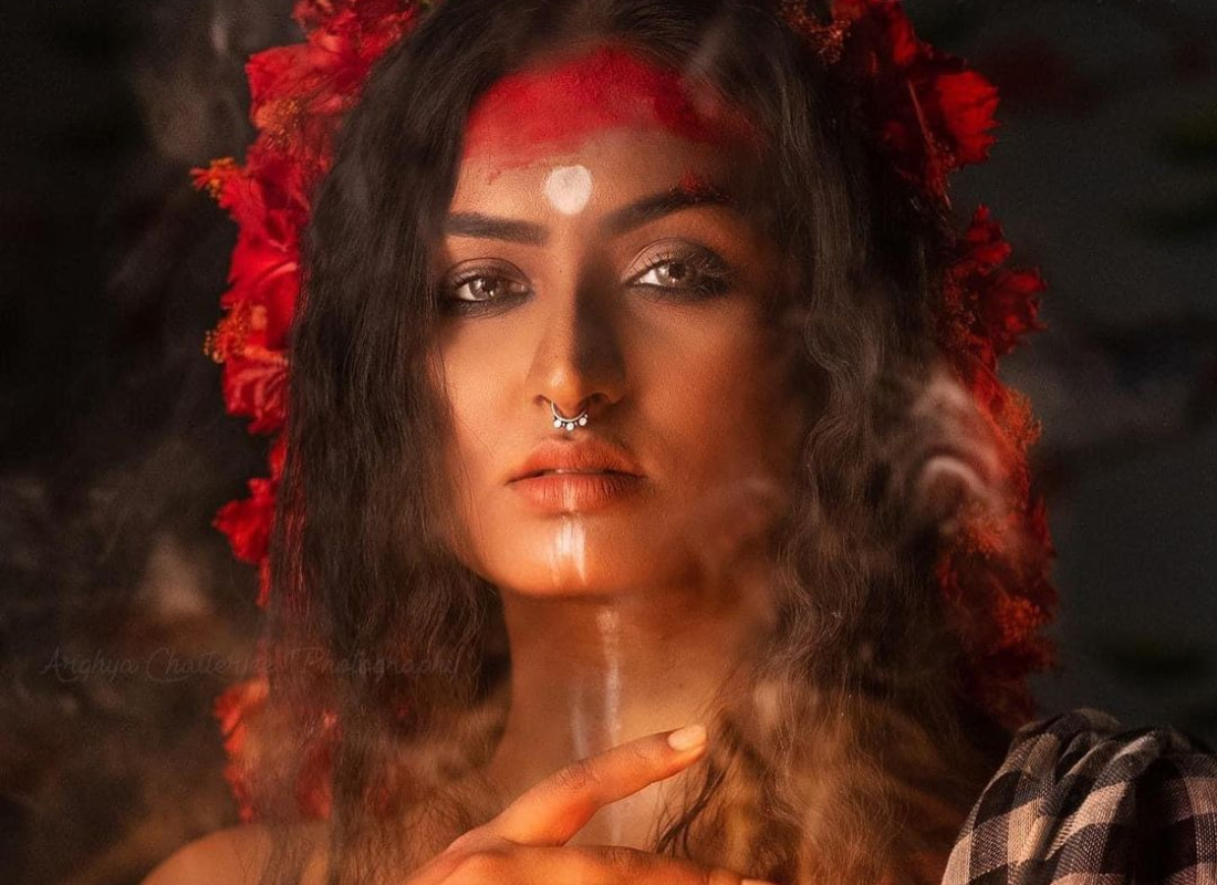 মিষ্টি হাসি দিয়ে অনুগামীদের মন জিতছেন টেলি অভিনেত্রী শিঞ্জিনী