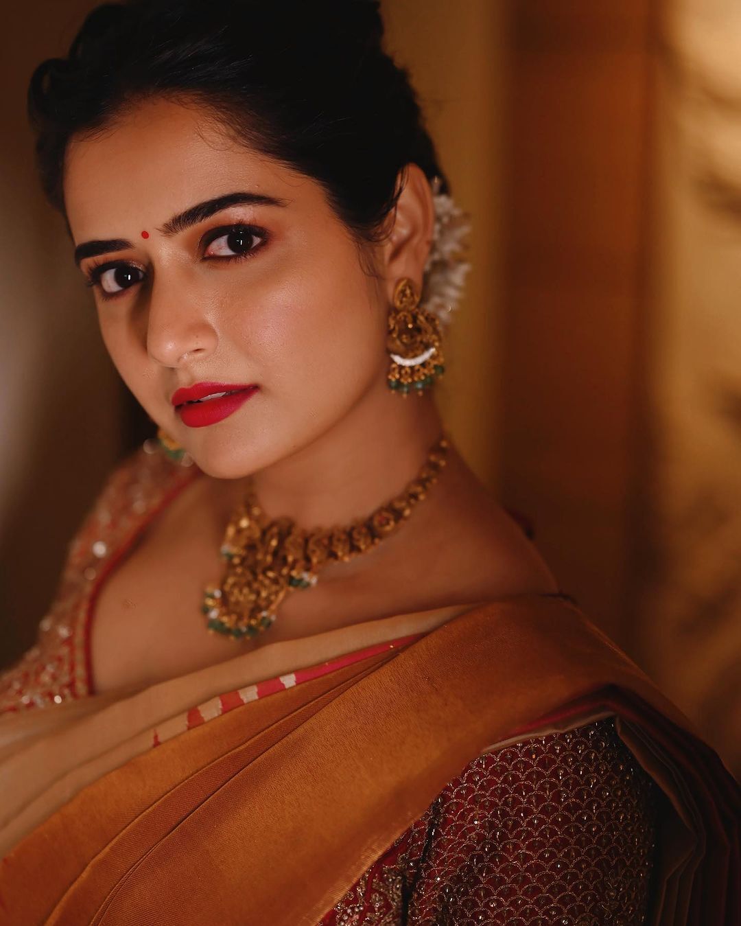 ఆషిక రంగనాథ్ సొగసుల విందు.. అందాలతో మైమరిపిస్తున్న బ్యూటీ..! | Actress ...