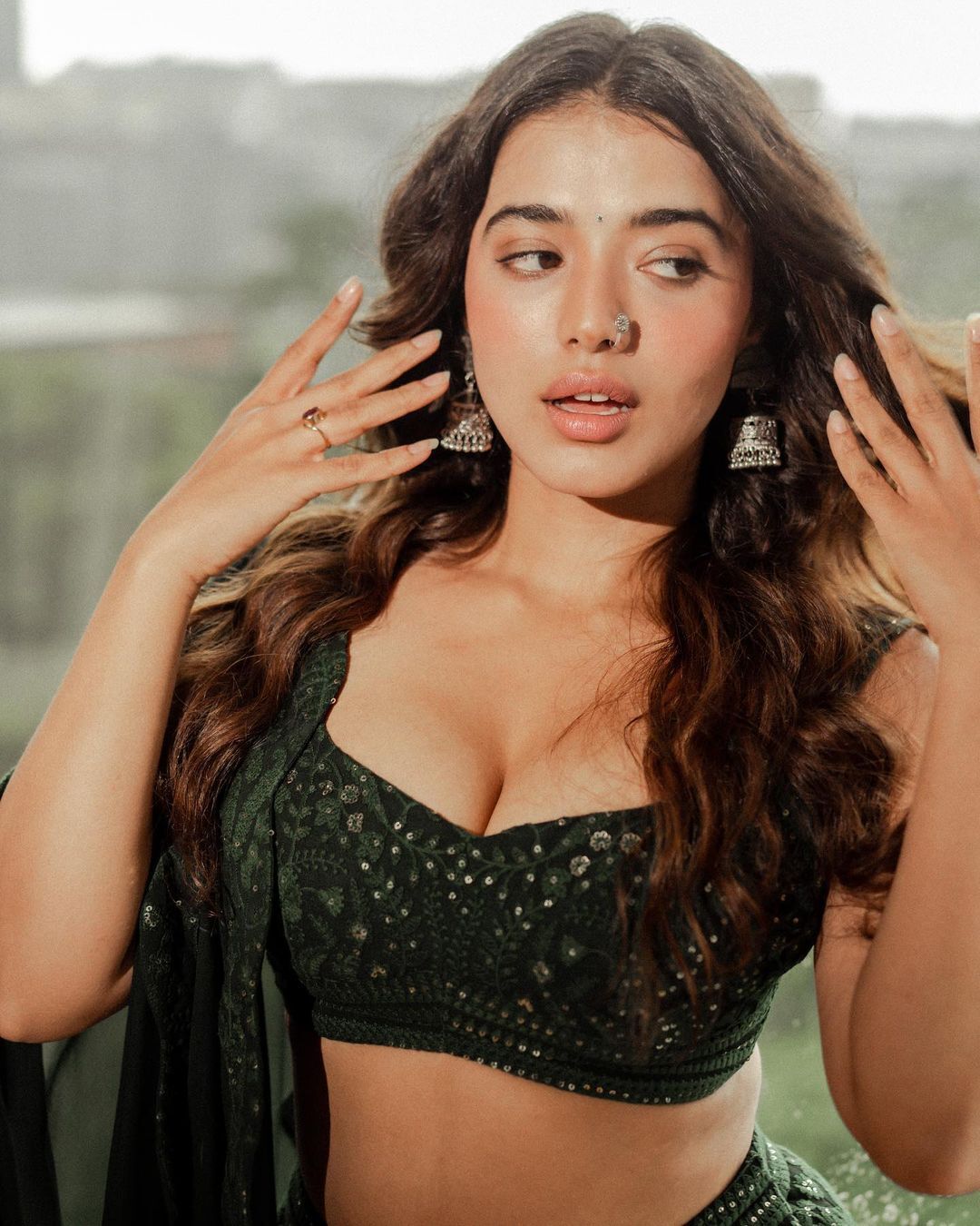 కేతిక శర్మ కవ్వింతలు.. అందాలతో మైమరిపిస్తున్న బ్యూటీ..!